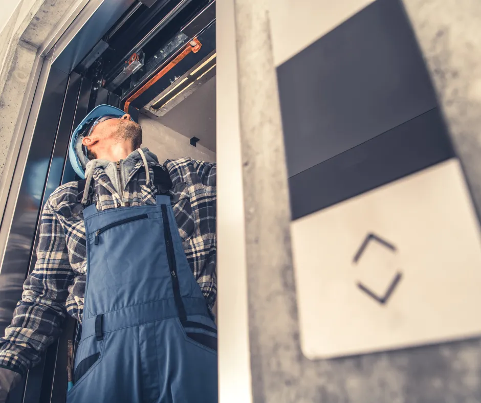 Technicien effectuant un diagnostic sur le tableau de commande d'un ascenseur en panne
