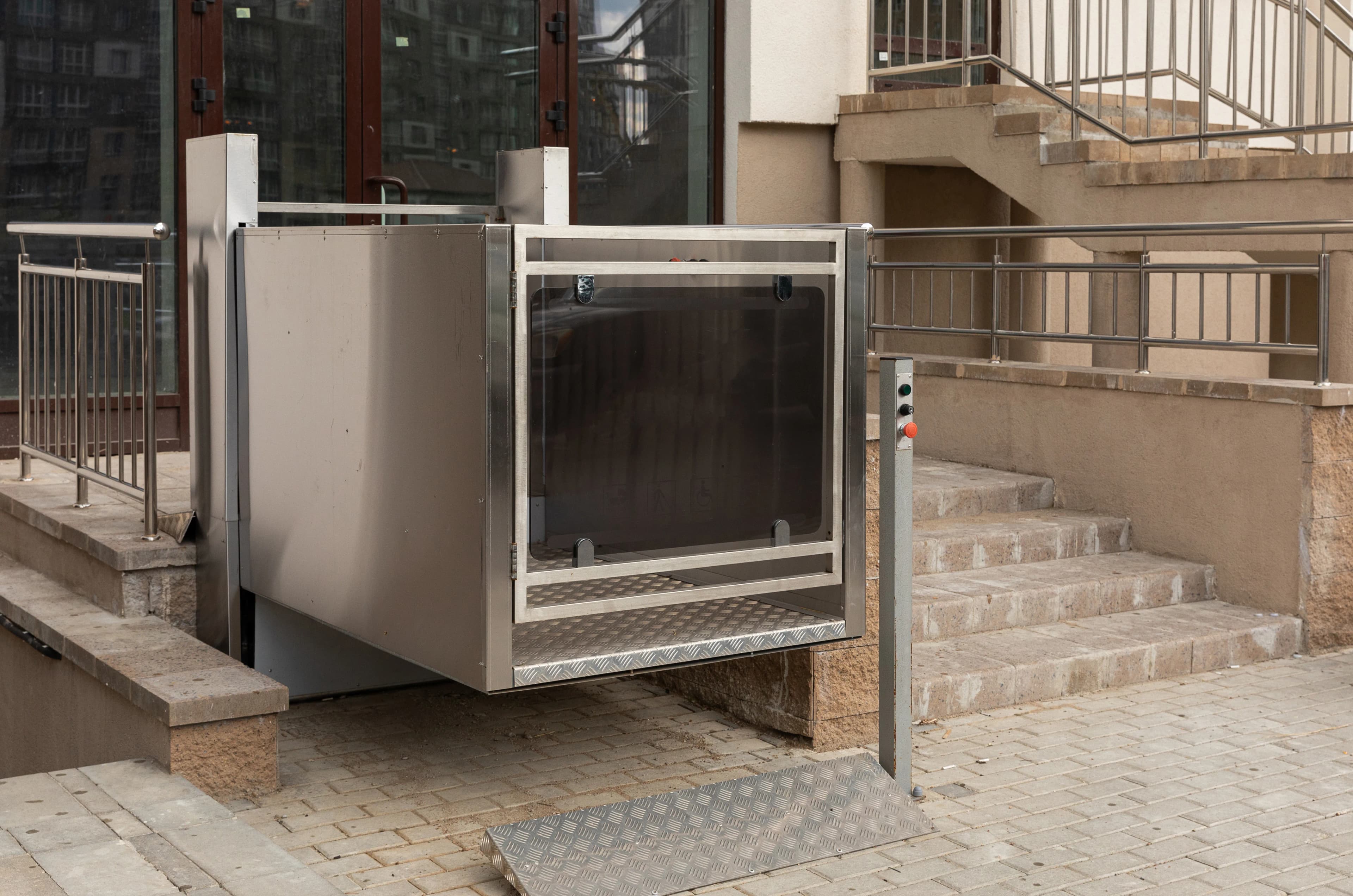 Ascenseur moderne avec portes en acier inoxydable dans un hall d'immeuble