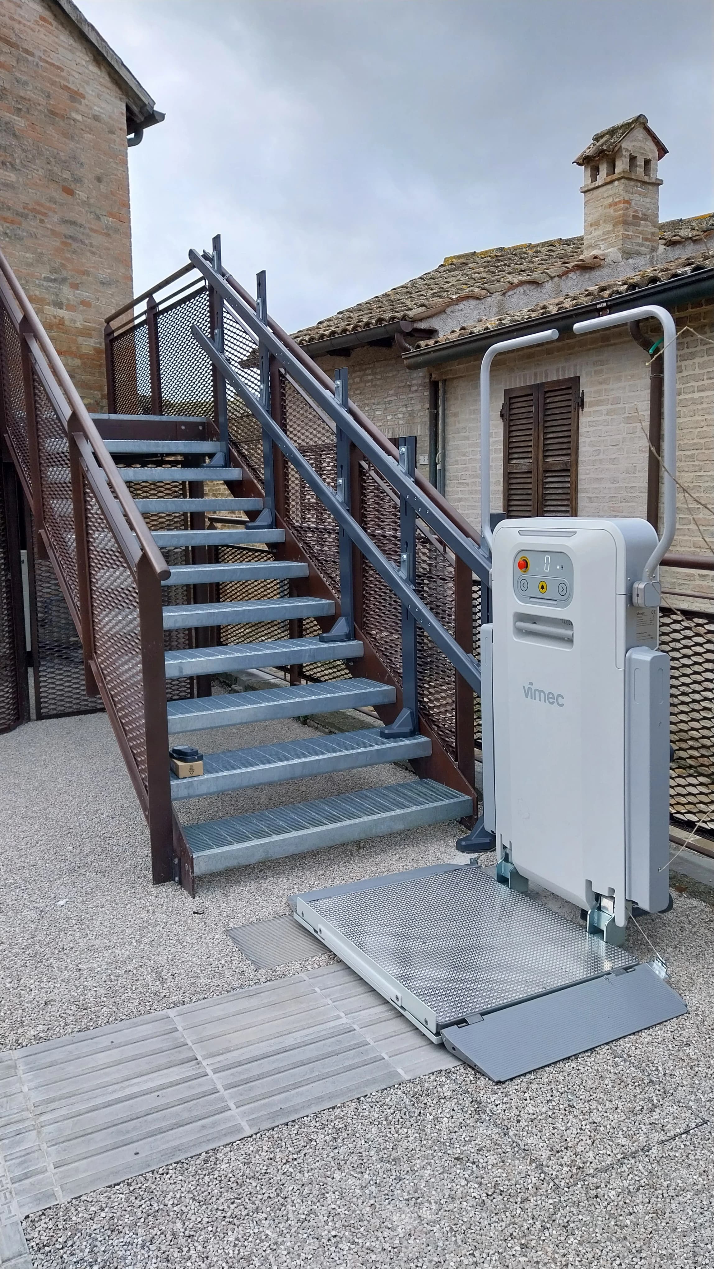 Plateforme élévatrice pour fauteuil roulant installée sur un escalier extérieur en métal