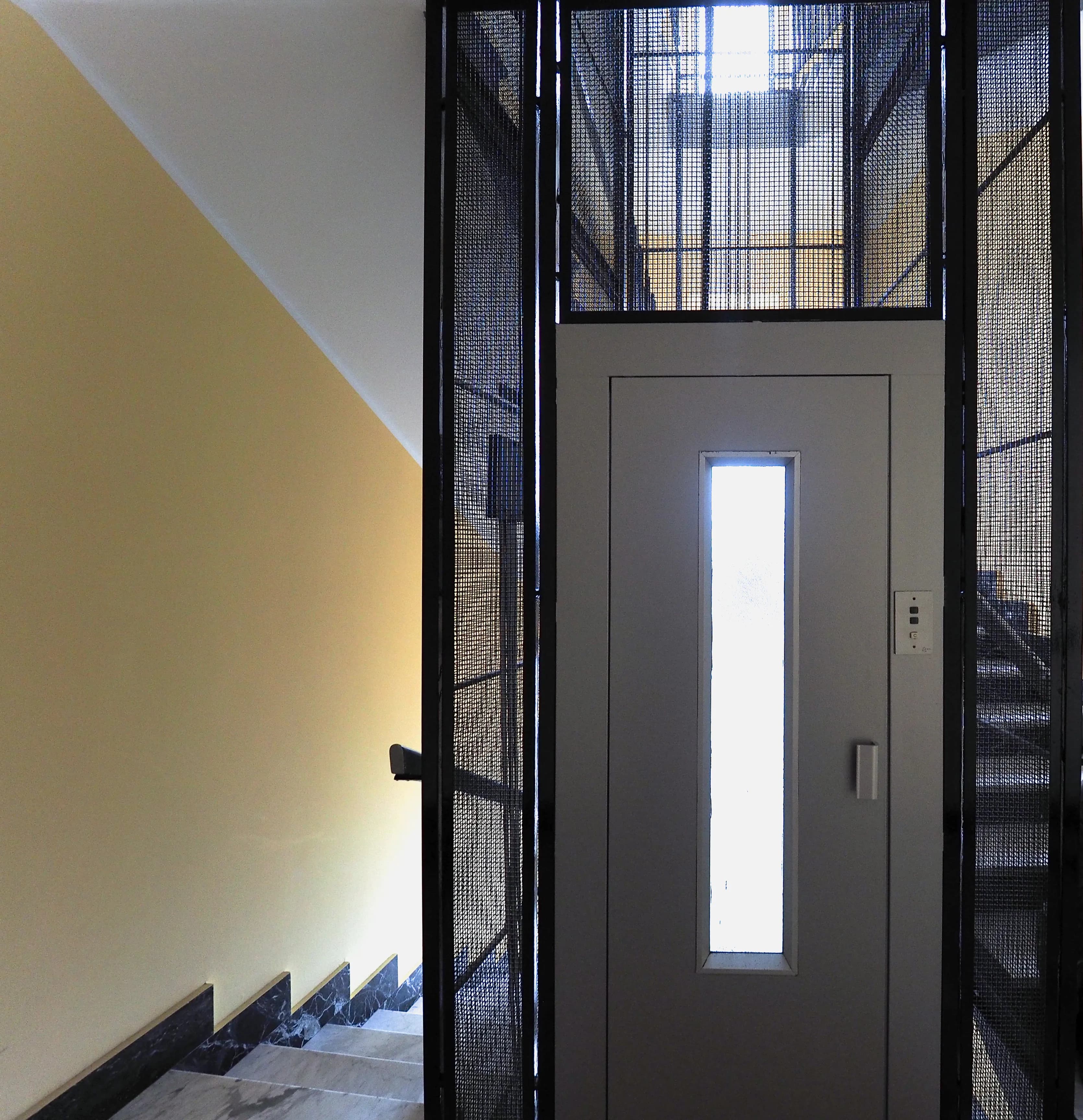Ascenseur extérieur avec structure vitrée pour un bâtiment public