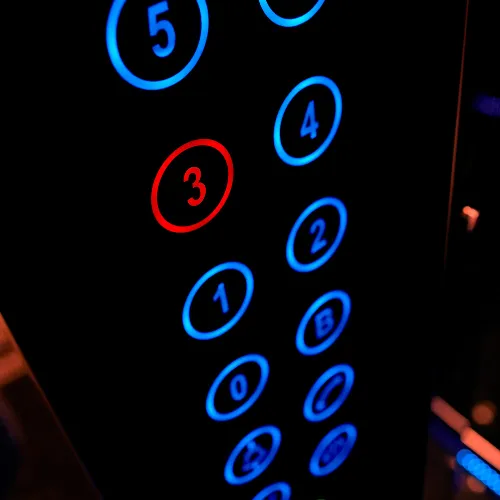 Ascenseur avec système de contrôle d'accès sécurisé