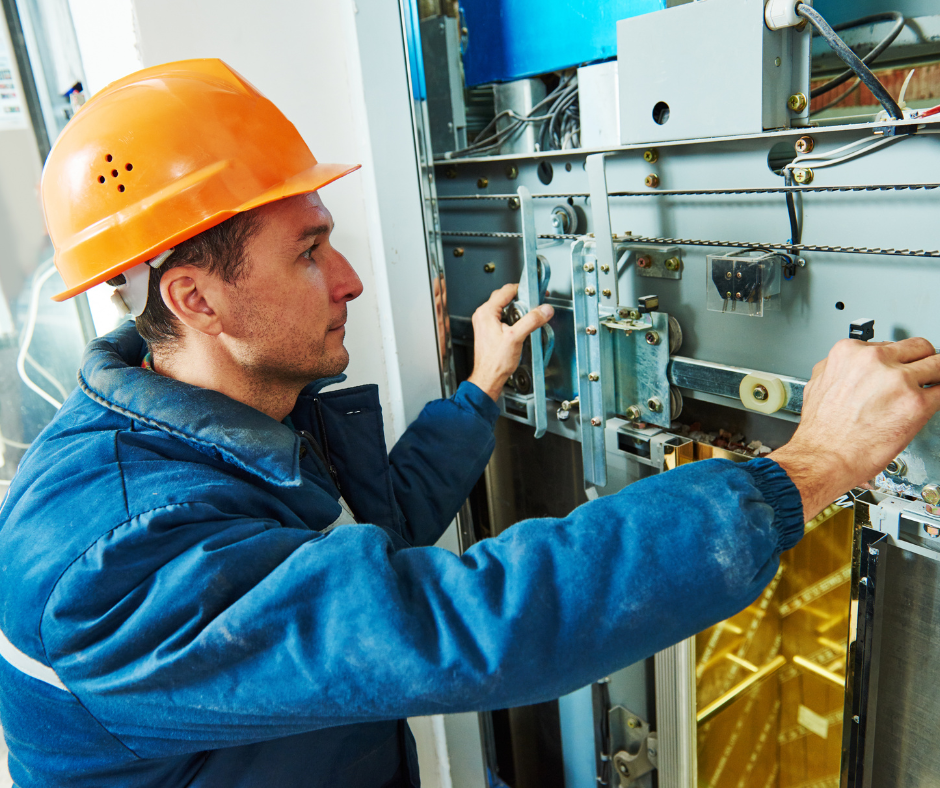 Réparation d'urgence du système de traction d'un ascenseur bloqué