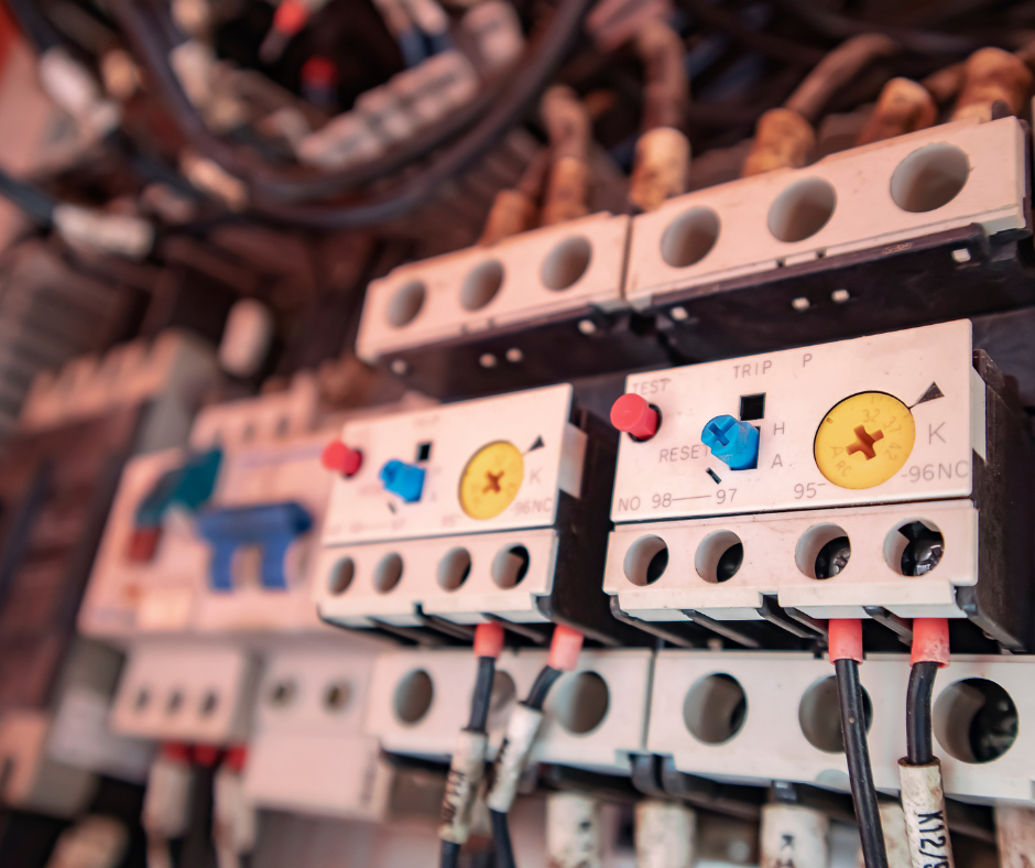 Technicien utilisant des outils spécialisés pour réparer un ascenseur en urgence