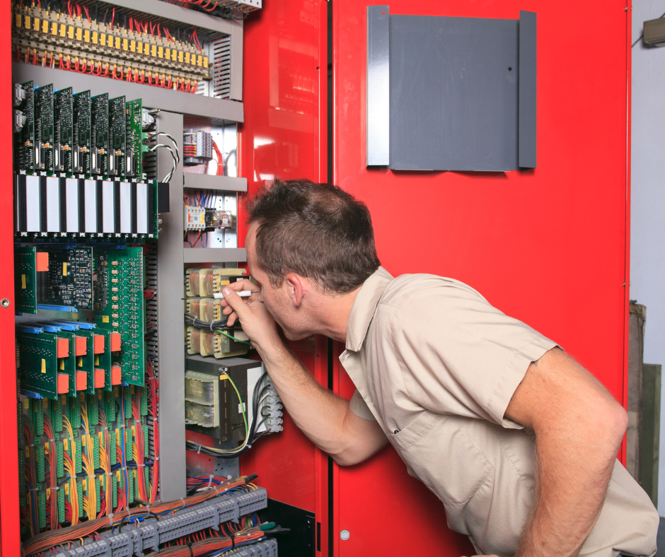 Réparation du système d'appel d'urgence et de communication d'un ascenseur