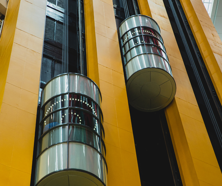 Cabine d'ascenseur avec miroirs en ascension 