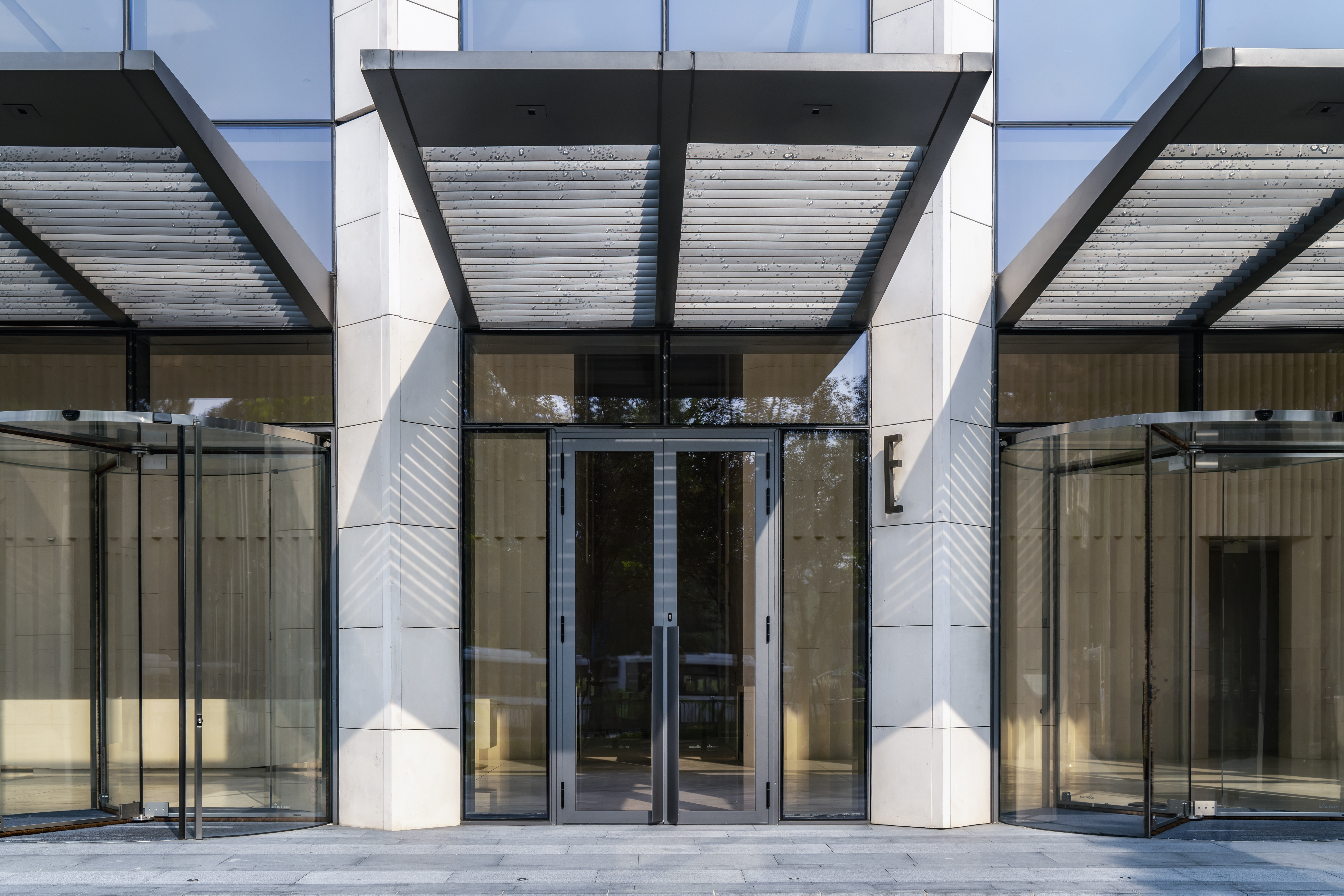 Ascenseur panoramique avec vue sur l'extérieur du bâtiment