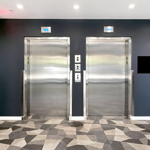 Ascenseur extérieur avec protection contre les intempéries