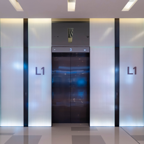 Cabine d'ascenseur avec panneau de commande accessible