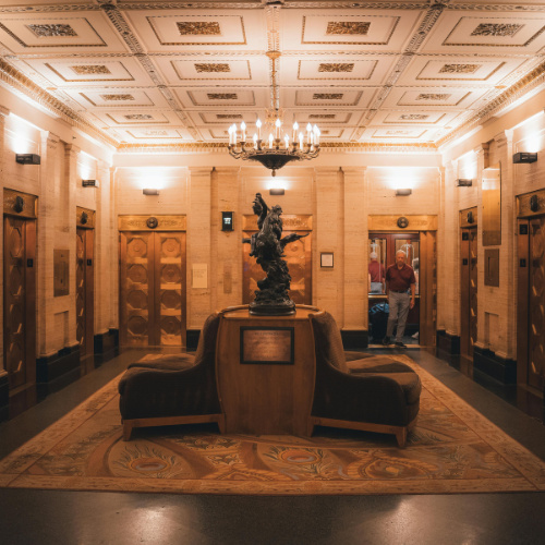 Ascenseur panoramique dans un hôtel de luxe