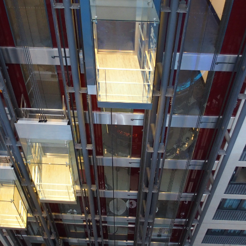 Installation d'un monte-plats dans une cuisine professionnelle