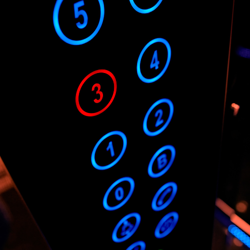 Ascenseur avec système de contrôle d'accès sécurisé