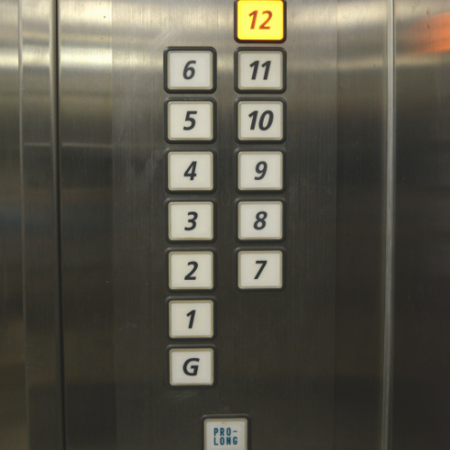 Monte-charge pour véhicules dans un parking souterrain