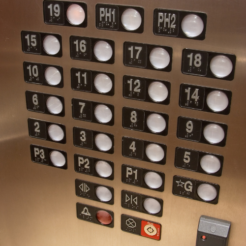 Ascenseur avec système de communication d'urgence