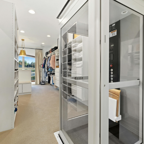 Cabine d'ascenseur avec design personnalisé