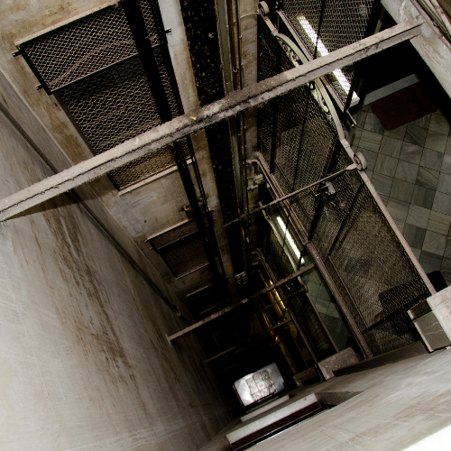 Installation d'un ascenseur dans un espace restreint