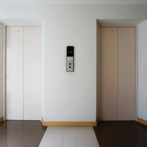 Ascenseur avec portes vitrées et cabine transparente